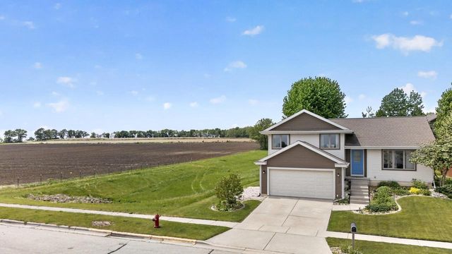 653 Autumn Wood Parkway, Deerfield, WI 53531