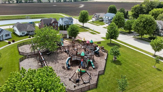 653 Autumn Wood Parkway, Deerfield, WI 53531