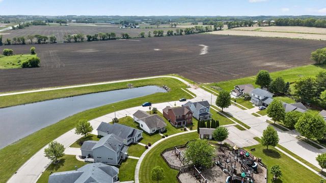 653 Autumn Wood Parkway, Deerfield, WI 53531