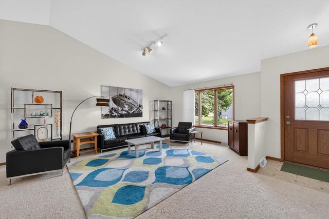 653 Autumn Wood Parkway, Deerfield, WI 53531