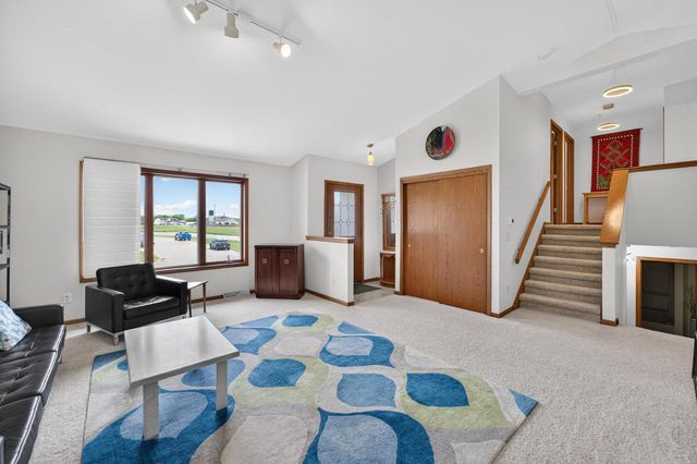 653 Autumn Wood Parkway, Deerfield, WI 53531