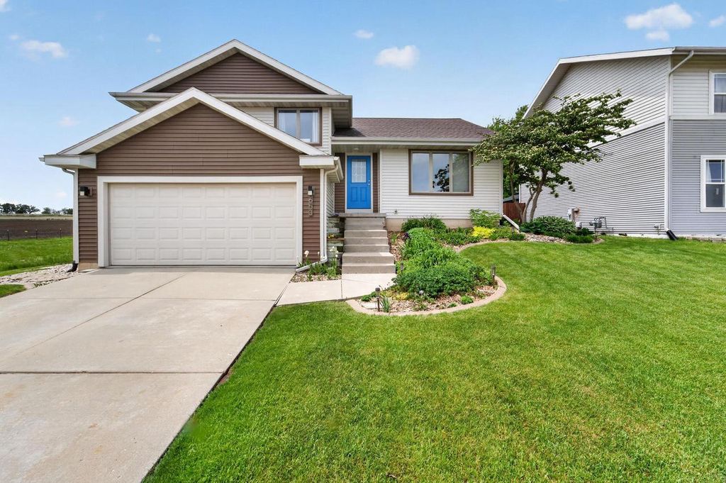 653 Autumn Wood Parkway, Deerfield, WI 53531