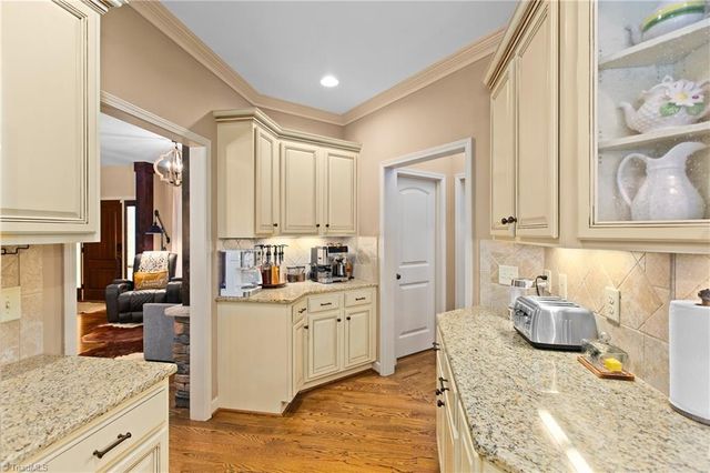 1215 Netterillo Drive, Winston-salem, NC 27103