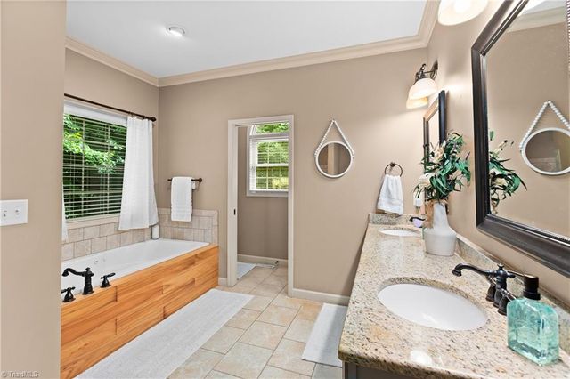 1215 Netterillo Drive, Winston-salem, NC 27103