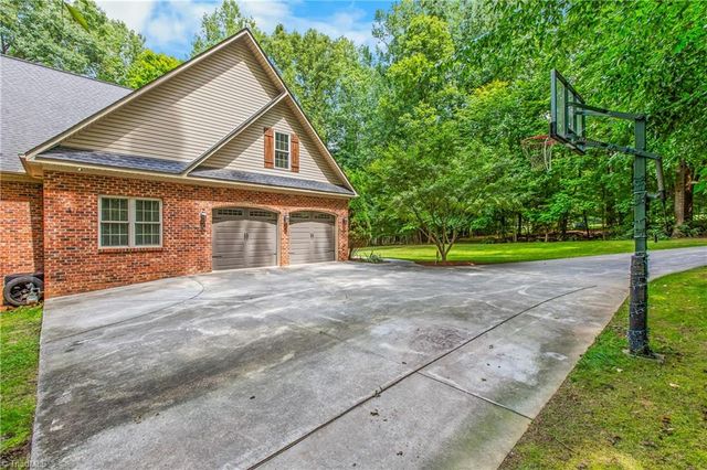 1215 Netterillo Drive, Winston-salem, NC 27103