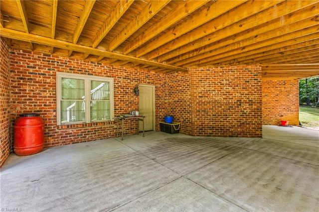 1215 Netterillo Drive, Winston-salem, NC 27103