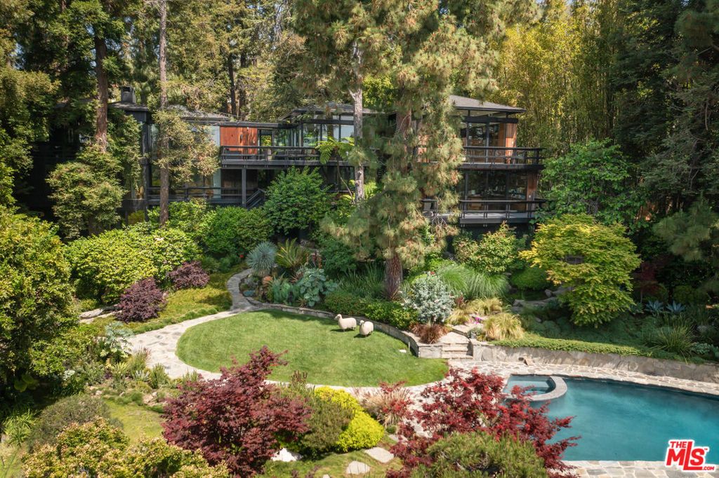 Image 1 of property listing at 900 Napoli Drive, Pacific Palisades, CA 90272