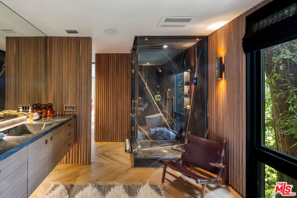 Image 10 of property listing at 900 Napoli Drive, Pacific Palisades, CA 90272