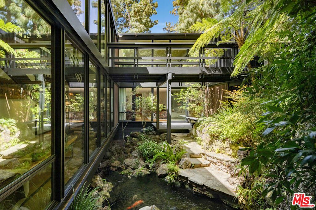 Image 11 of property listing at 900 Napoli Drive, Pacific Palisades, CA 90272
