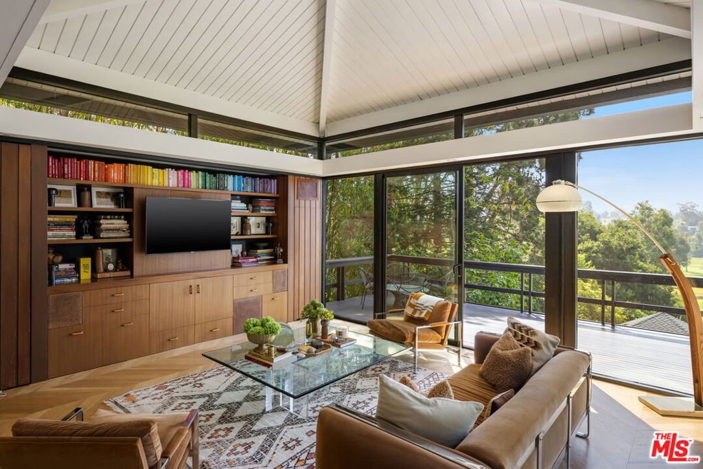 Image 12 of property listing at 900 Napoli Drive, Pacific Palisades, CA 90272