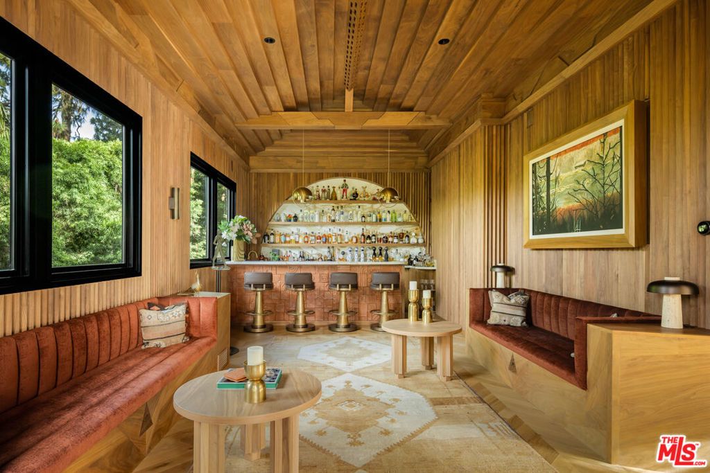 Image 13 of property listing at 900 Napoli Drive, Pacific Palisades, CA 90272