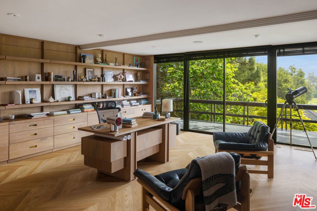 Image 14 of property listing at 900 Napoli Drive, Pacific Palisades, CA 90272