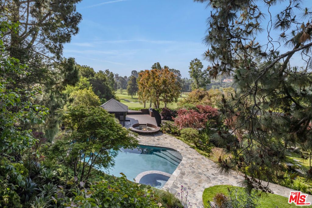 Image 15 of property listing at 900 Napoli Drive, Pacific Palisades, CA 90272