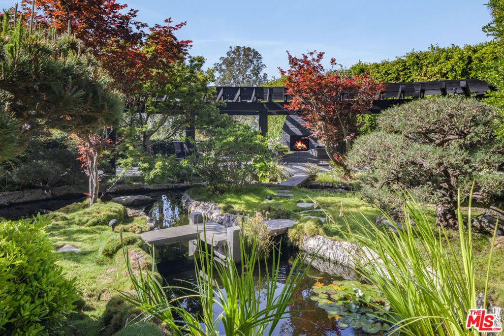 Image 16 of property listing at 900 Napoli Drive, Pacific Palisades, CA 90272