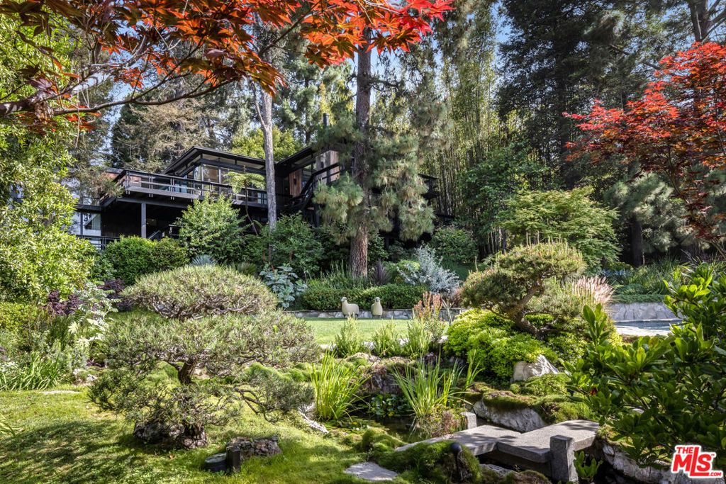 Image 17 of property listing at 900 Napoli Drive, Pacific Palisades, CA 90272