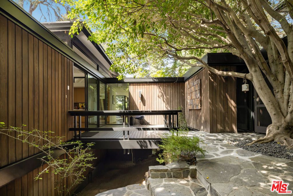 Image 18 of property listing at 900 Napoli Drive, Pacific Palisades, CA 90272