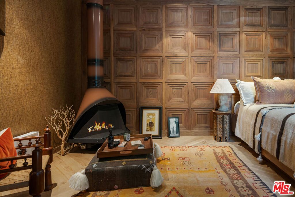Image 19 of property listing at 900 Napoli Drive, Pacific Palisades, CA 90272