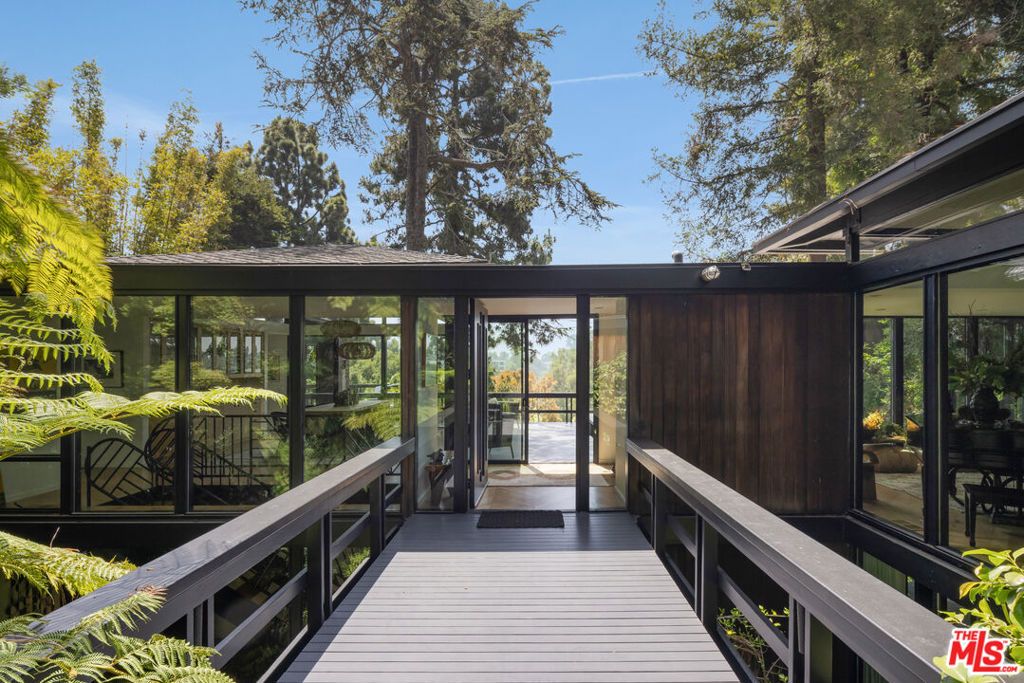 Image 2 of property listing at 900 Napoli Drive, Pacific Palisades, CA 90272