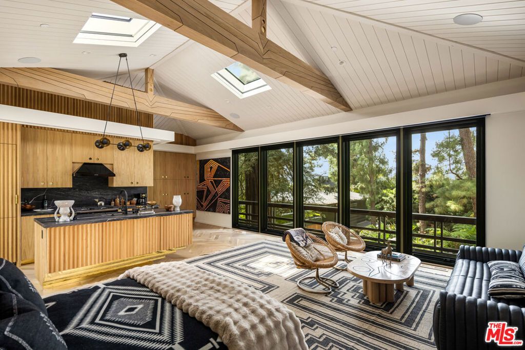 Image 20 of property listing at 900 Napoli Drive, Pacific Palisades, CA 90272