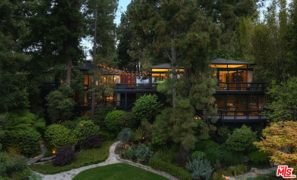 Image 21 of property listing at 900 Napoli Drive, Pacific Palisades, CA 90272