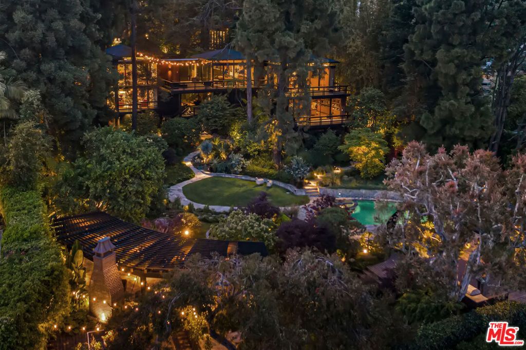 Image 22 of property listing at 900 Napoli Drive, Pacific Palisades, CA 90272