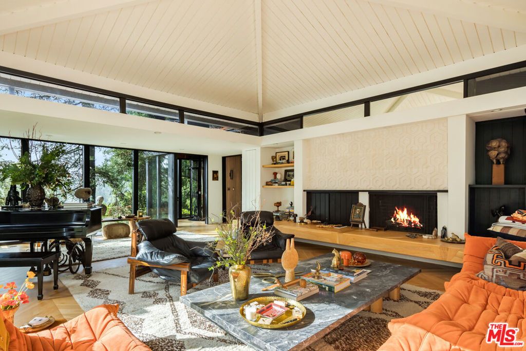 Image 3 of property listing at 900 Napoli Drive, Pacific Palisades, CA 90272