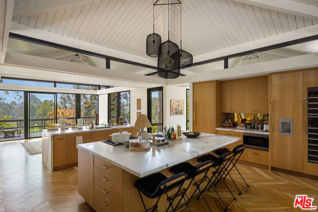 Image 4 of property listing at 900 Napoli Drive, Pacific Palisades, CA 90272