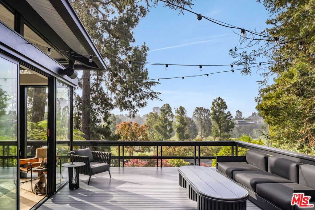 Image 6 of property listing at 900 Napoli Drive, Pacific Palisades, CA 90272