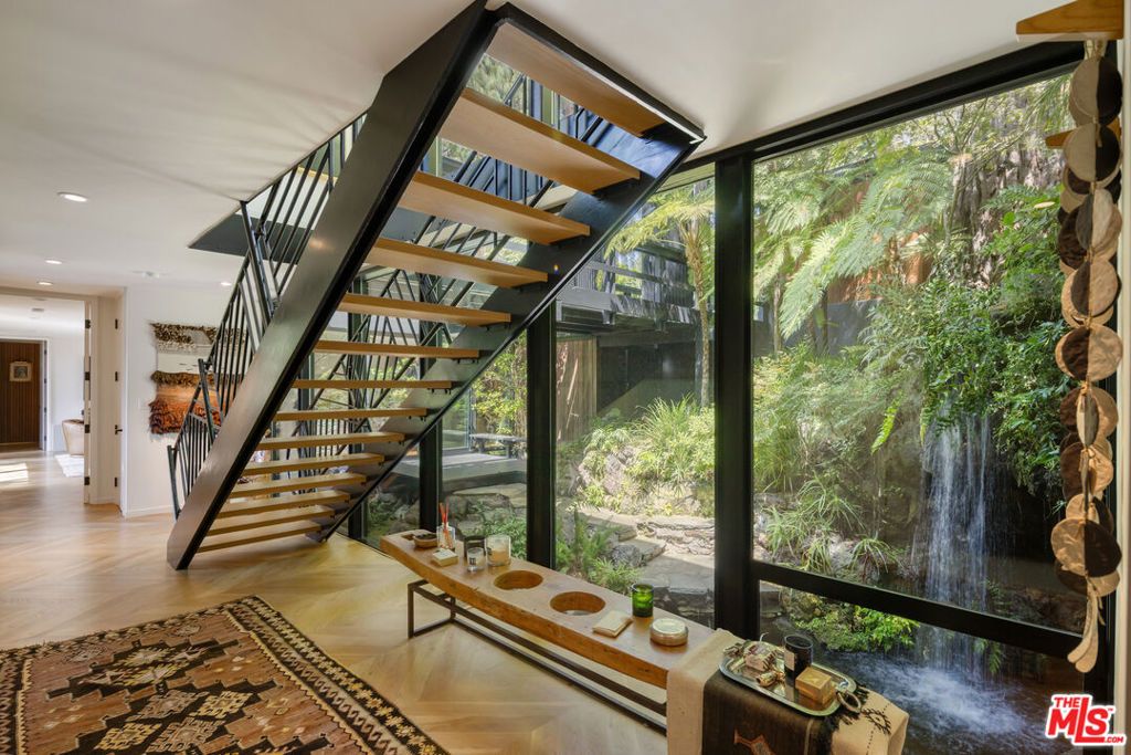 Image 7 of property listing at 900 Napoli Drive, Pacific Palisades, CA 90272