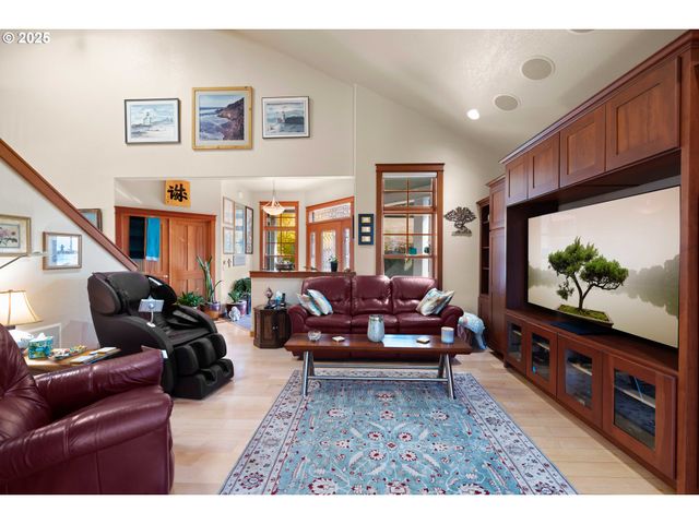 94190 KIRKENDALL Ln, North Bend, OR 97459