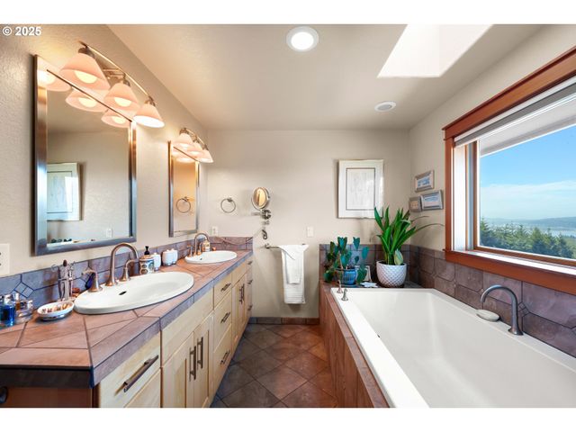 94190 KIRKENDALL Ln, North Bend, OR 97459