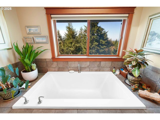 94190 KIRKENDALL Ln, North Bend, OR 97459