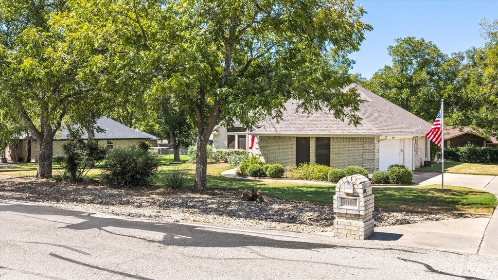 9008 Magnolia Vale Drive, Granbury, TX 76049 — photo 4