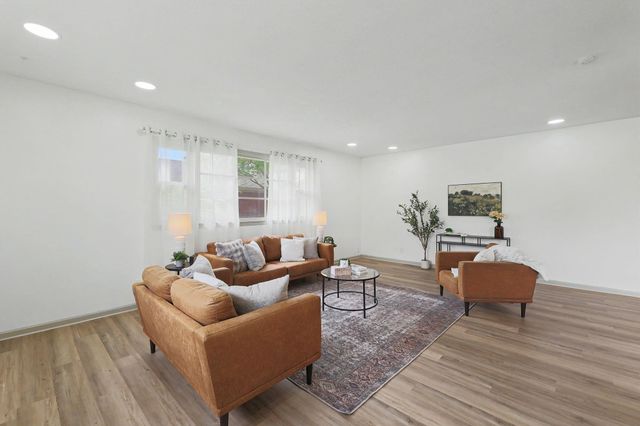 1649 N Womer Dr, Wichita, KS 67203