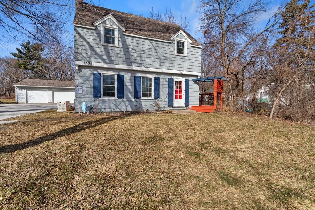 1709 White Bear Avenue N, Maplewood, MN 55109