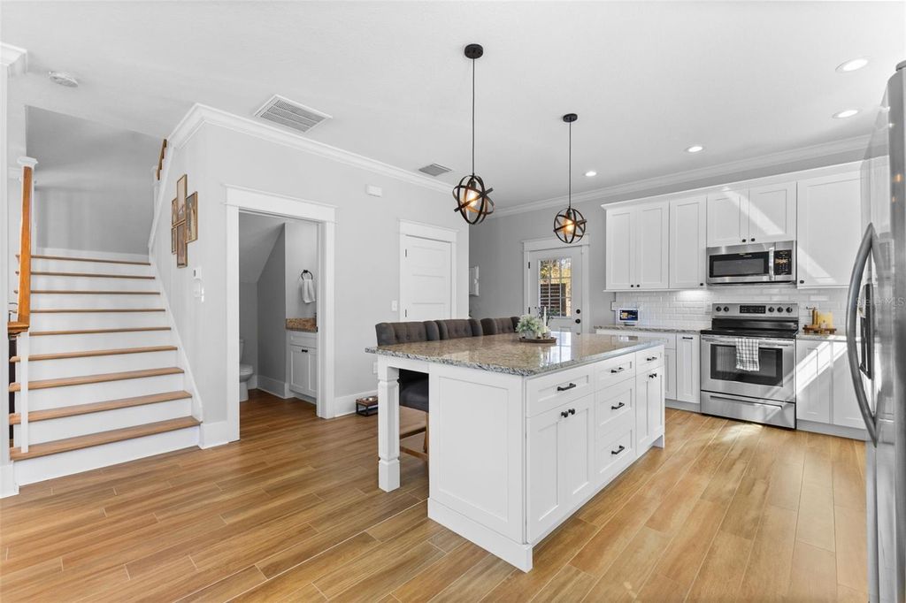 Image 17 of property listing at 1506 E KNOLLWOOD STREET, Tampa, FL 33610