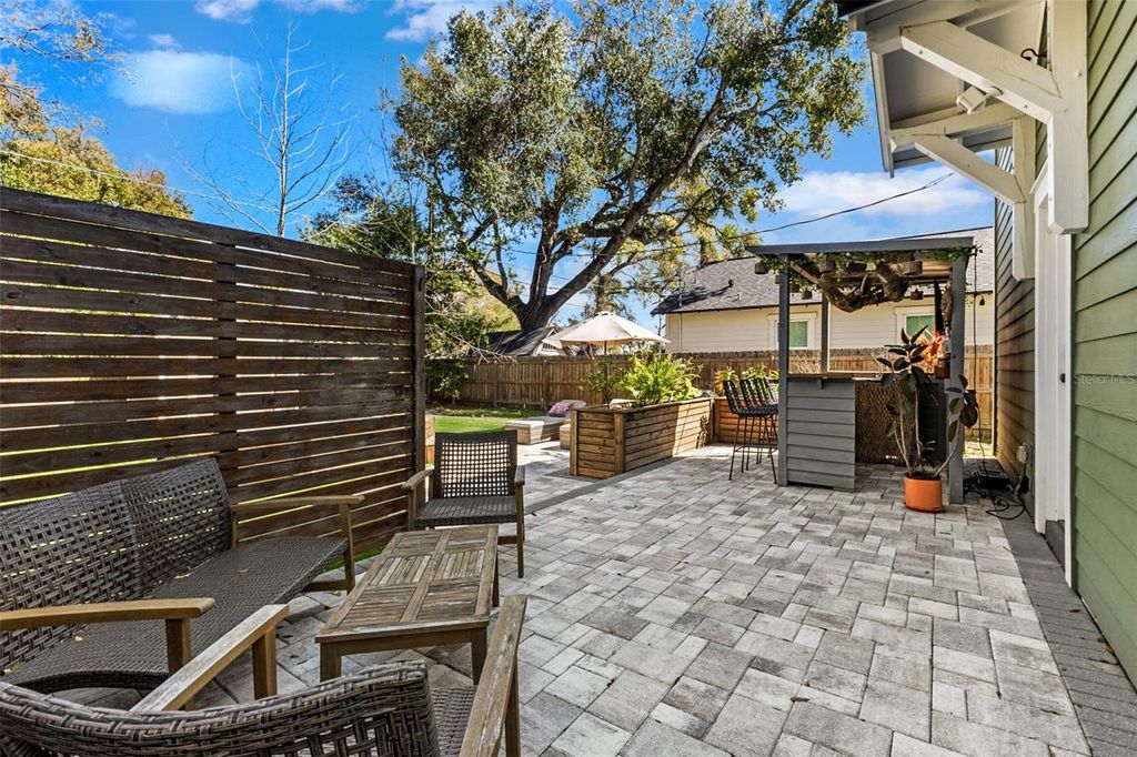 Image 44 of property listing at 1506 E KNOLLWOOD STREET, Tampa, FL 33610