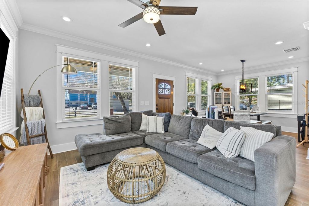 Image 6 of property listing at 1506 E KNOLLWOOD STREET, Tampa, FL 33610