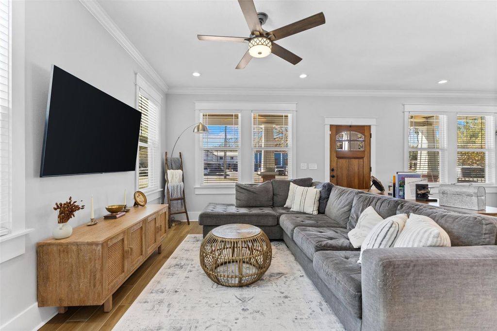 Image 7 of property listing at 1506 E KNOLLWOOD STREET, Tampa, FL 33610