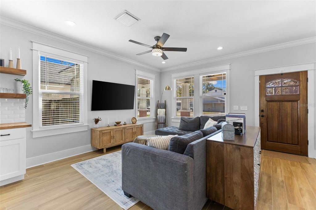 Image 8 of property listing at 1506 E KNOLLWOOD STREET, Tampa, FL 33610