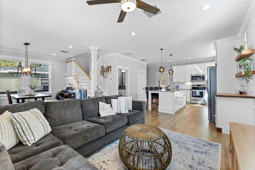 Image 9 of property listing at 1506 E KNOLLWOOD STREET, Tampa, FL 33610