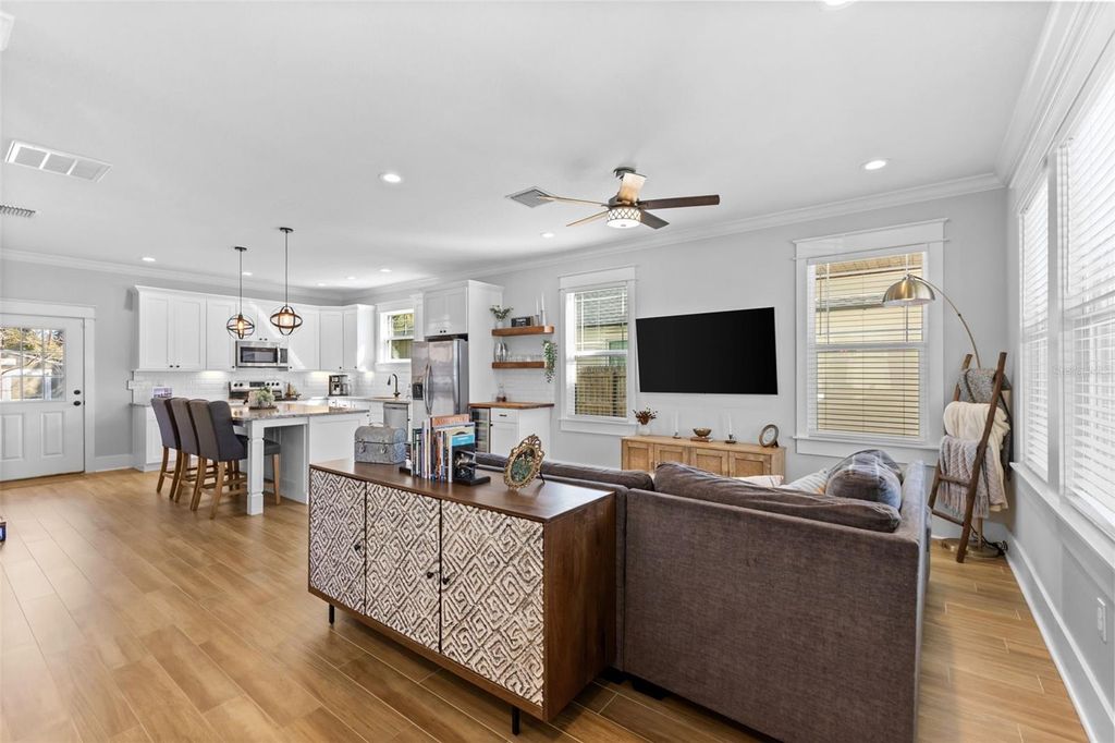 Image 10 of property listing at 1506 E KNOLLWOOD STREET, Tampa, FL 33610