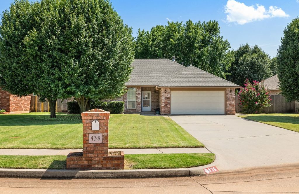 438 W Strasburg Way, Mustang, OK 73064