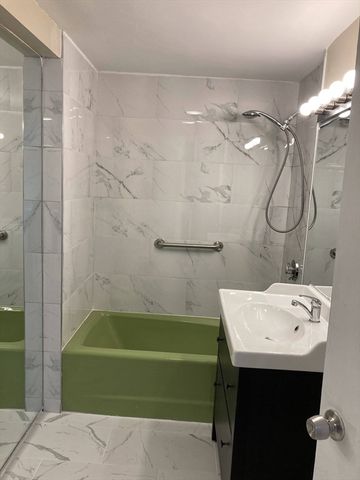 10 Hammond Pond Parkway 304, Newton, MA 02467