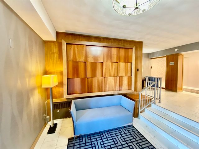 10 Hammond Pond Parkway 304, Newton, MA 02467