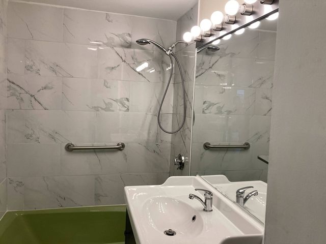 10 Hammond Pond Parkway 304, Newton, MA 02467