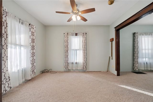 922 7th St SW, Cedar Rapids, IA 52404