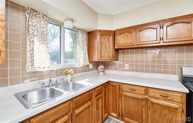 18 White Drive, St Louis, MO 63135