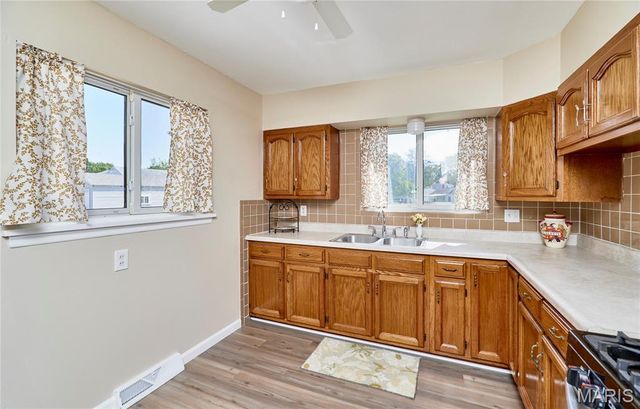 18 White Drive, St Louis, MO 63135