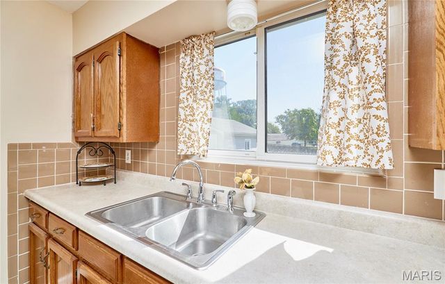 18 White Drive, St Louis, MO 63135